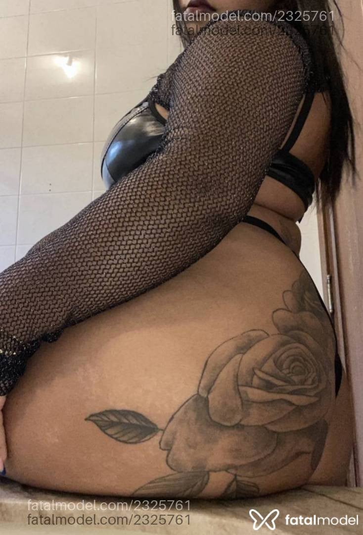 Acompanhante mulher com cabelo castanho de olhos mel - Cris Silva