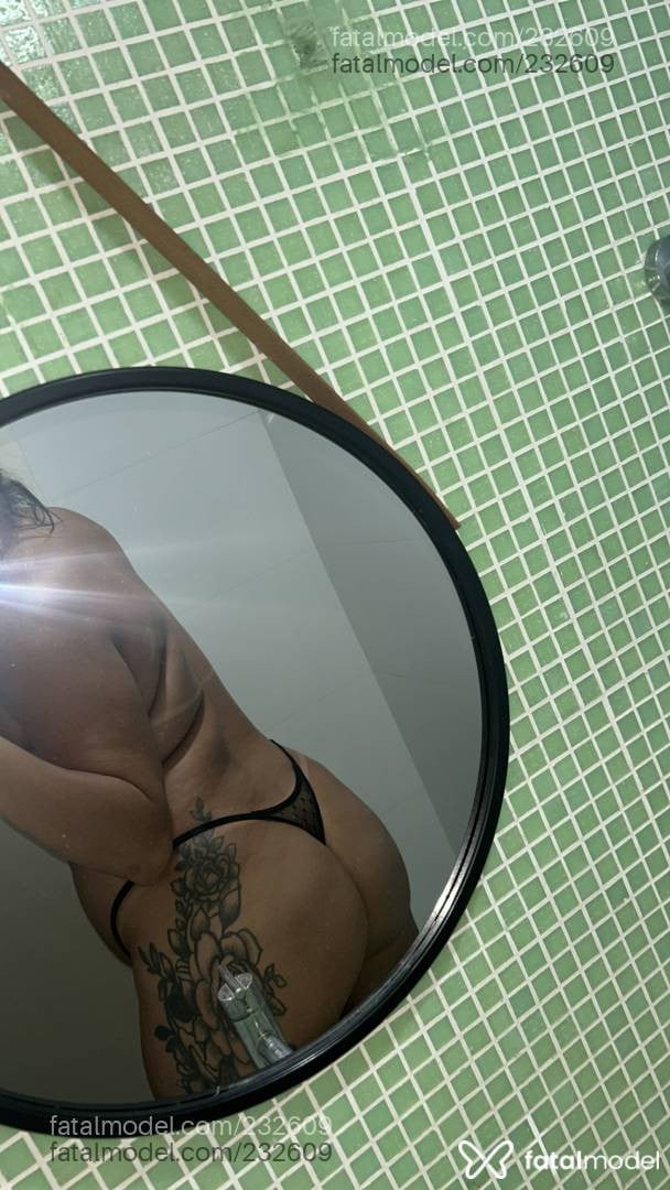 Acompanhante mulher trans com cabelo castanho de olhos castanhos - Mell Oliveira