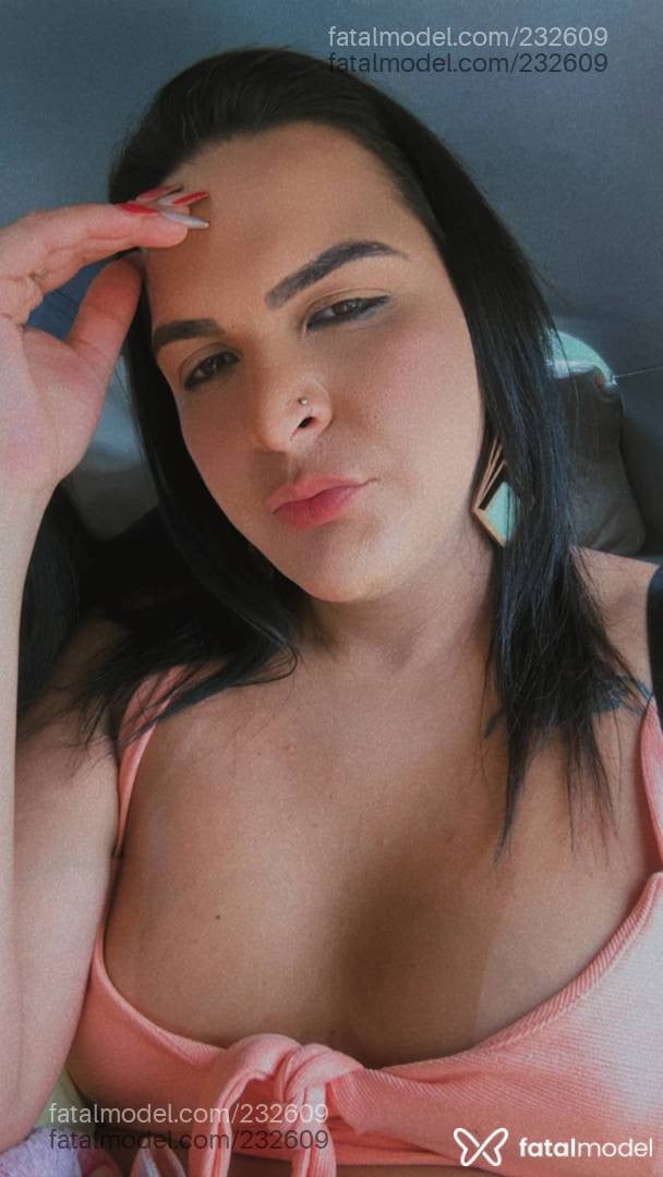 Acompanhante mulher trans com cabelo castanho de olhos castanhos - Mell Oliveira