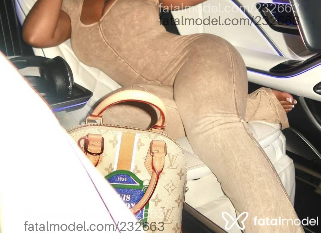 Acompanhante mulher com cabelo castanho de olhos castanhos em Bombinhas Acompanhante mulher com cabelo castanho de olhos castanhos em Bombinhas - Antonella