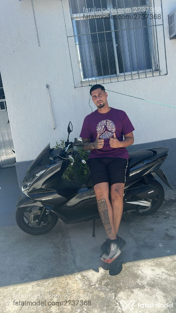 Acompanhante homem com cabelo castanho de olhos castanhos - Branquinhotatuado Acompanhante homem com cabelo castanho de olhos castanhos - Branquinhotatuado