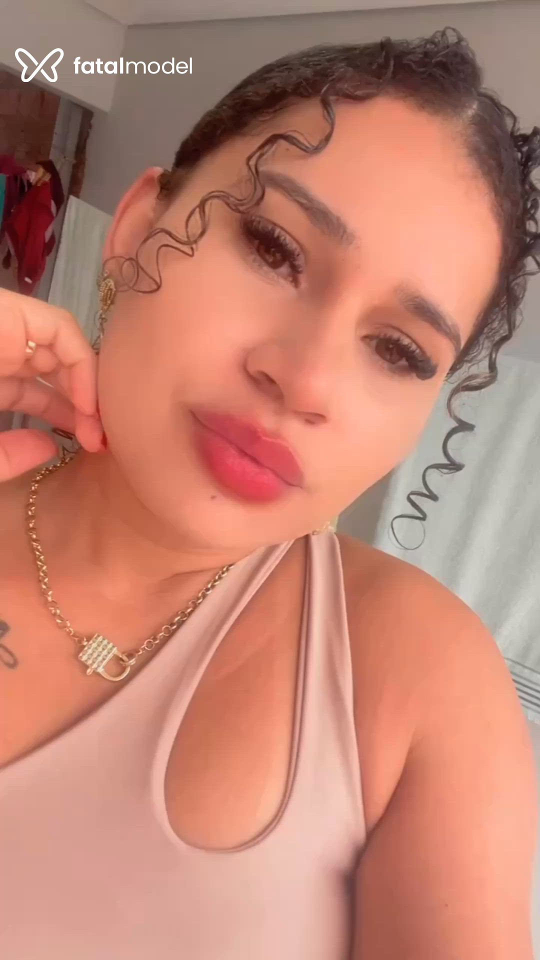 Acompanhante mulher com cabelo castanho de olhos castanhos - Laura Paixão Acompanhante mulher com cabelo castanho de olhos castanhos - Laura Paixão
