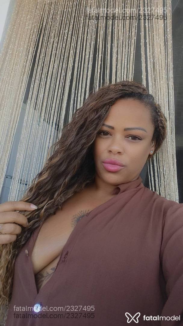 Acompanhante mulher com cabelo castanho de olhos castanhos - Girassol