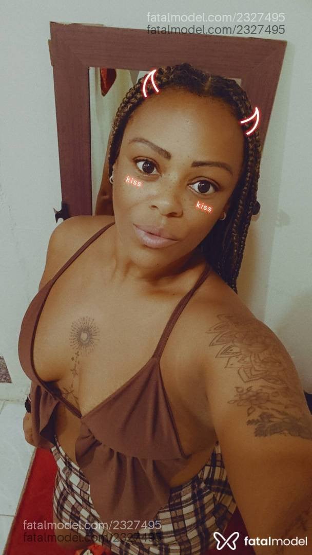 Acompanhante mulher com cabelo castanho de olhos castanhos - Girassol