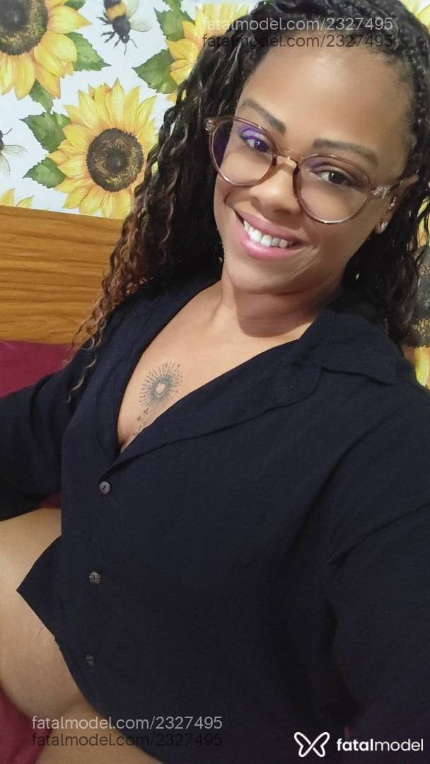 Acompanhante mulher com cabelo castanho de olhos castanhos - Girassol