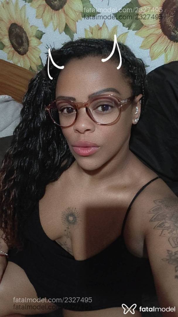 Acompanhante mulher com cabelo castanho de olhos castanhos - Girassol
