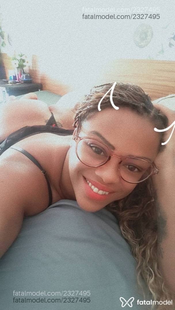 Acompanhante mulher com cabelo castanho de olhos castanhos - Girassol