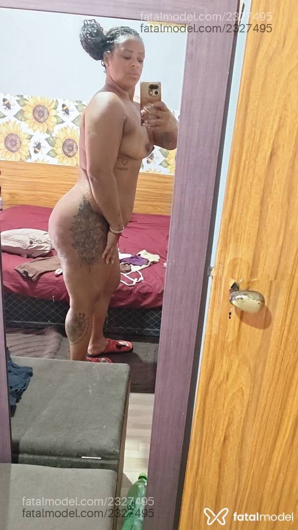 Acompanhante mulher com cabelo castanho de olhos castanhos - Girassol