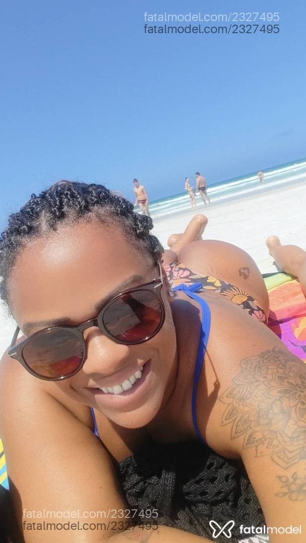 Acompanhante mulher com cabelo castanho de olhos castanhos - Girassol