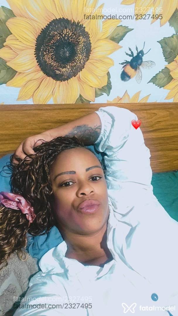 Acompanhante mulher com cabelo castanho de olhos castanhos - Girassol