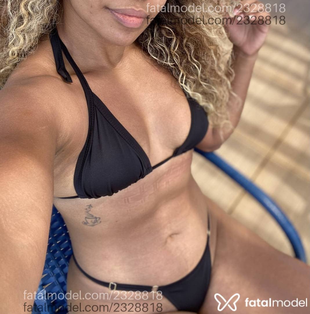 Acompanhante mulher loira (o) de olhos mel - Pantera Negra