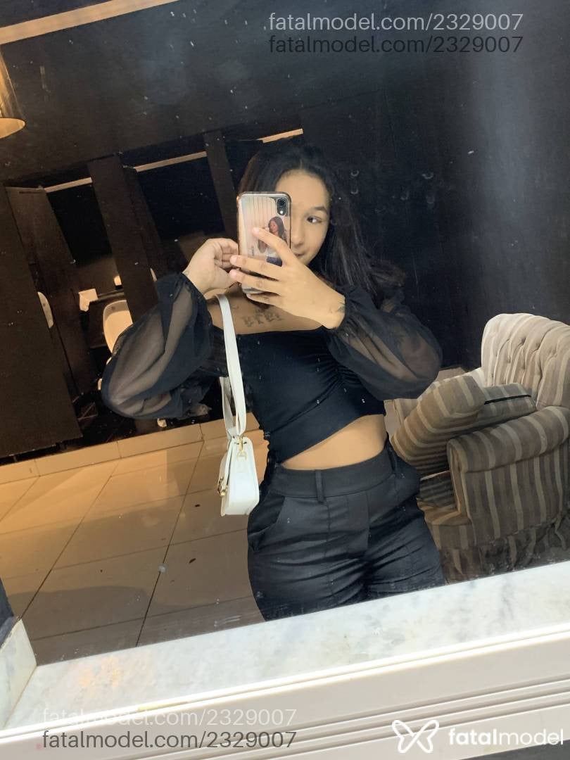 Acompanhante mulher morena (o) de olhos pretos - Laryssa Vitoria