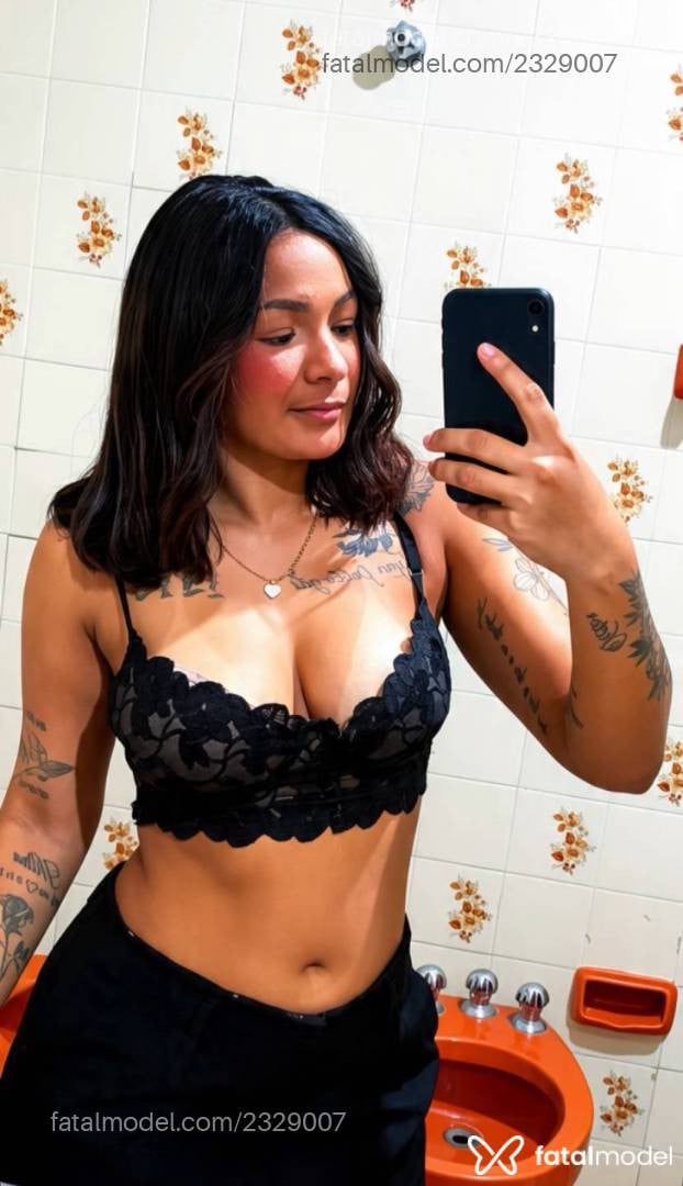 Acompanhante mulher morena (o) de olhos pretos - Laryssa Vitoria