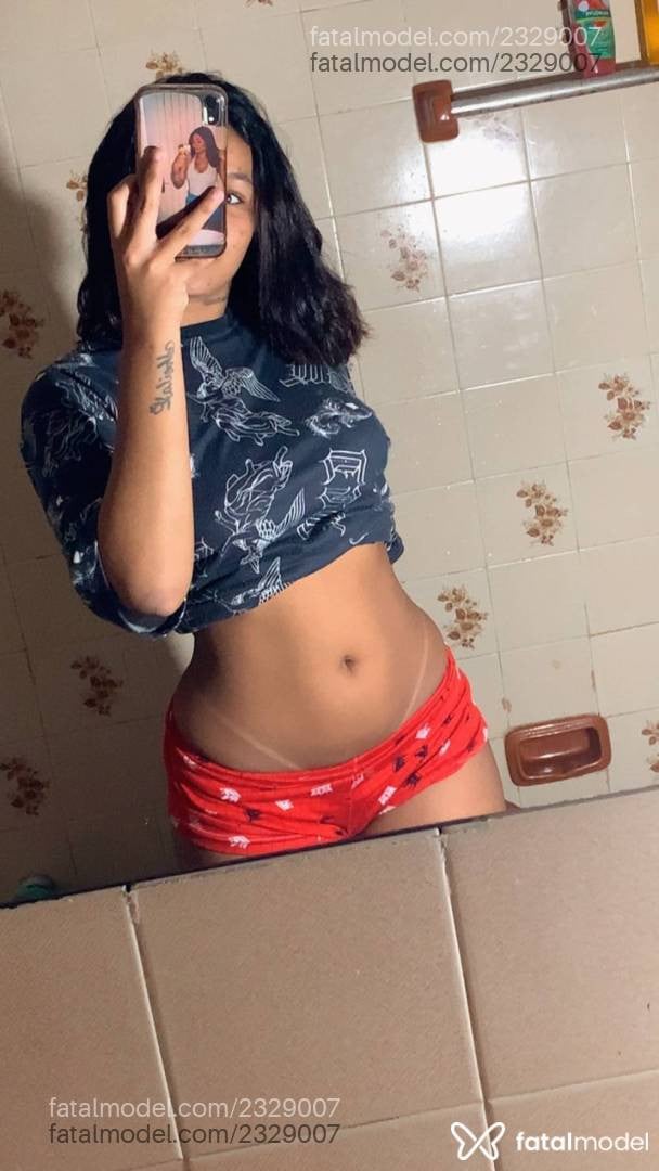 Acompanhante mulher morena (o) de olhos pretos - Laryssa Vitoria