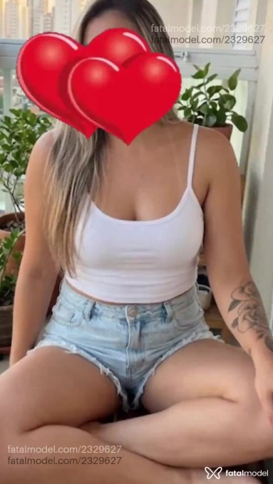 Acompanhante mulher loira (o) de olhos castanhos - Loy