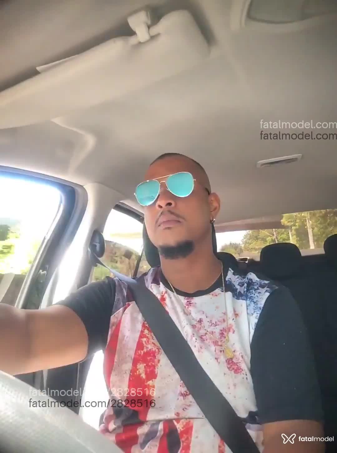 Acompanhante homem sem cabelo de olhos castanhos - Blade Acompanhante homem sem cabelo de olhos castanhos - Blade