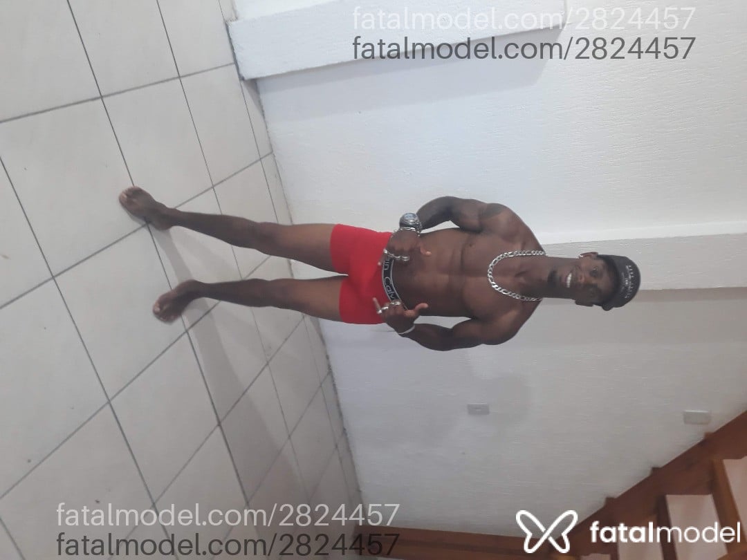 Acompanhante homem com cabelo grisalho de olhos pretos em Porto Alegre - Meupautuavida