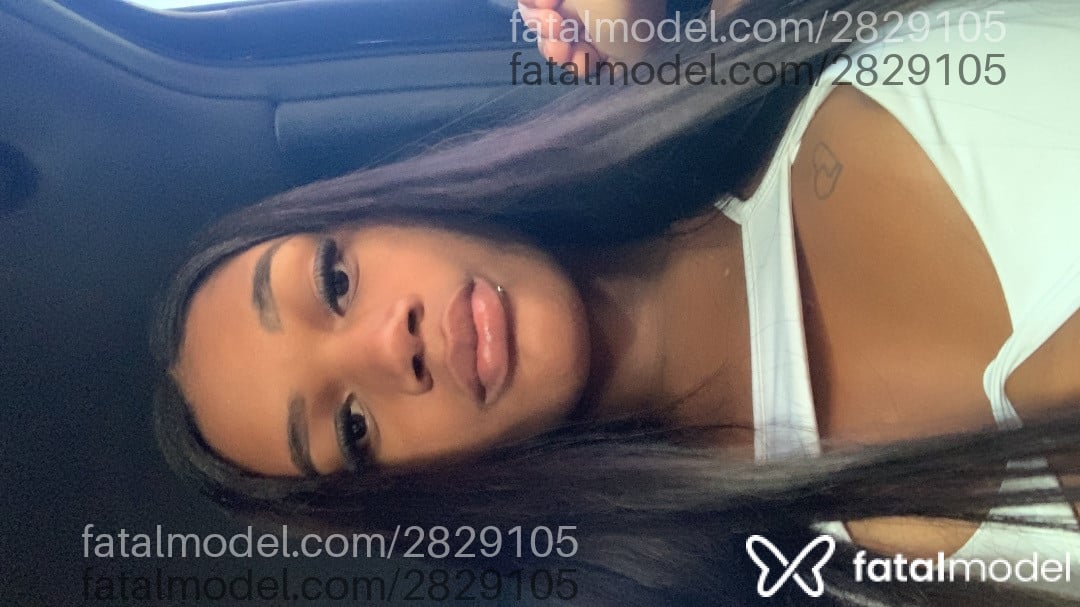 Acompanhante mulher trans com cabelo castanho de olhos castanhos em Rio de Janeiro - Vitória Queiroga