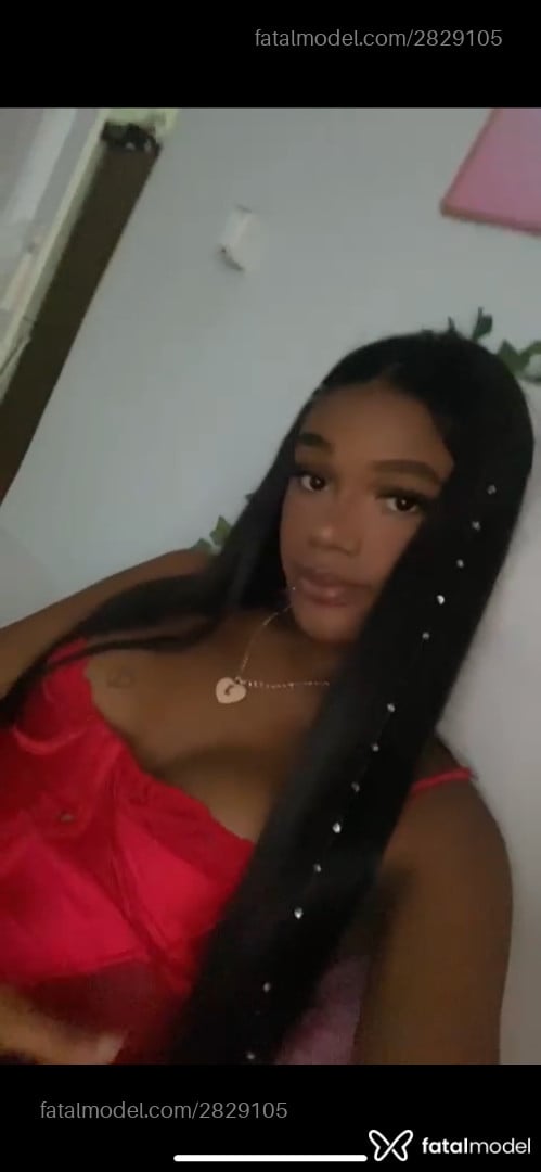 Acompanhante mulher trans com cabelo castanho de olhos castanhos em Rio de Janeiro - Vitória Queiroga