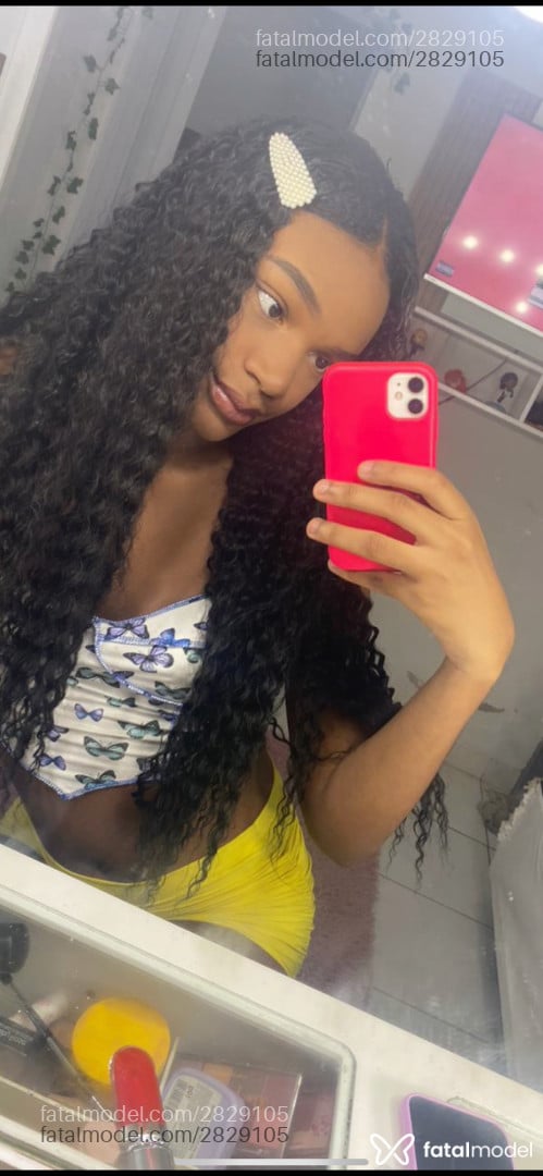 Acompanhante mulher trans com cabelo castanho de olhos castanhos em Rio de Janeiro - Vitória Queiroga