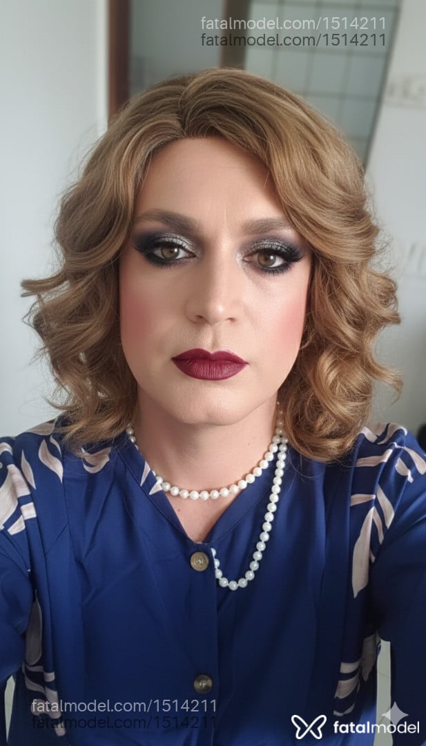 Acompanhante drag queen loira (o) de olhos verdes - Samantha Marques