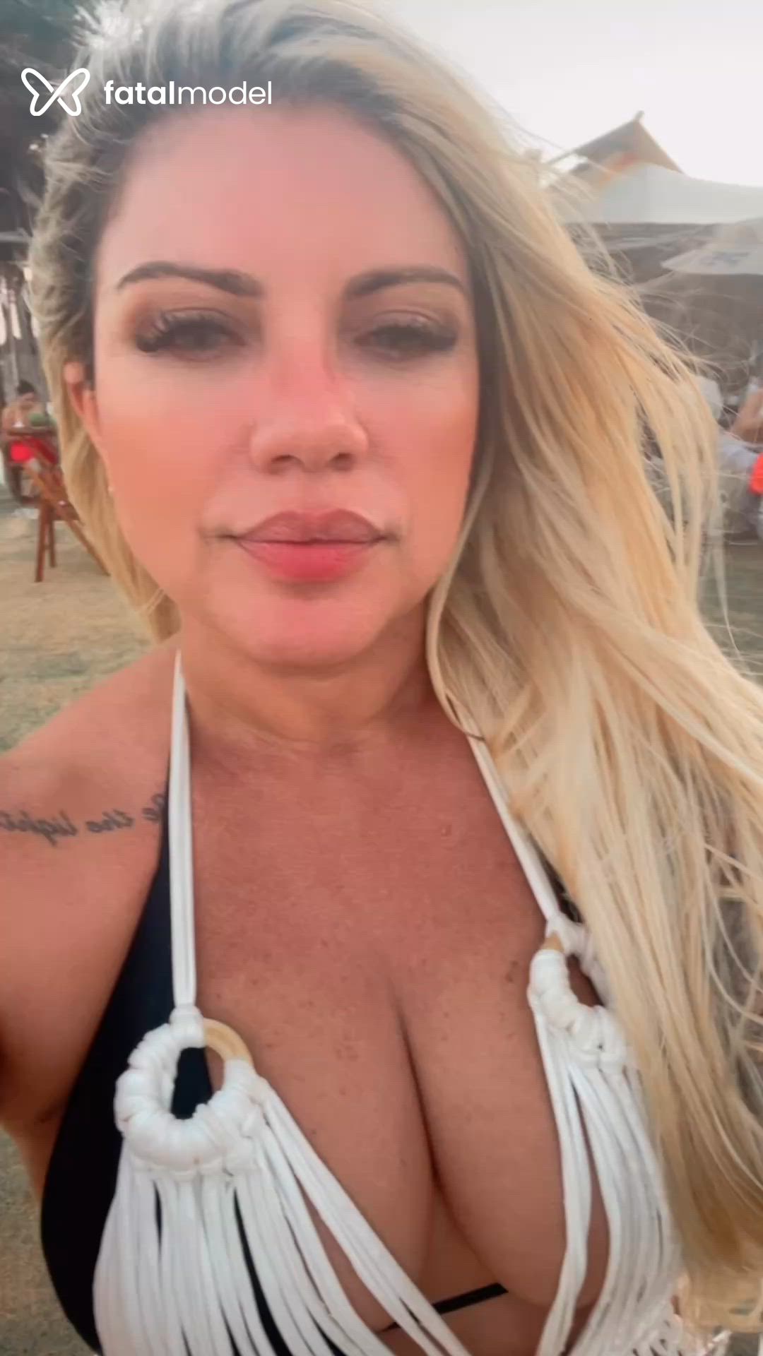 Acompanhante mulher loira (o) de olhos mel - Carla