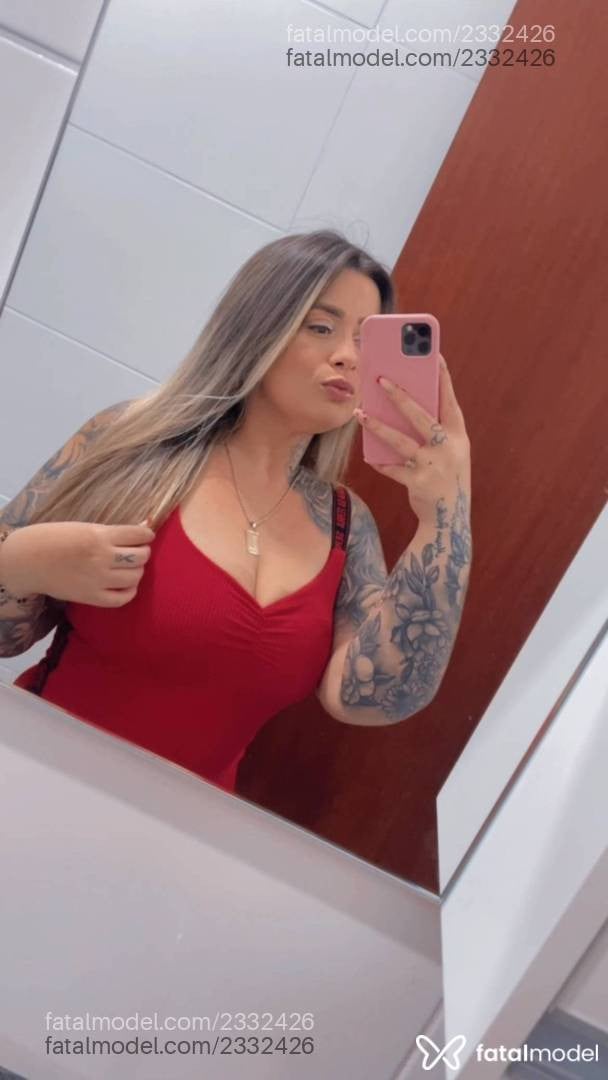 Acompanhante mulher loira (o) de olhos castanhos - Hellena