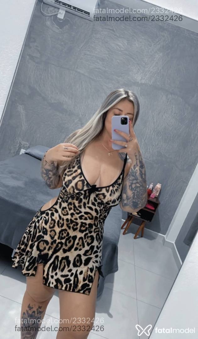 Acompanhante mulher loira (o) de olhos castanhos - Hellena
