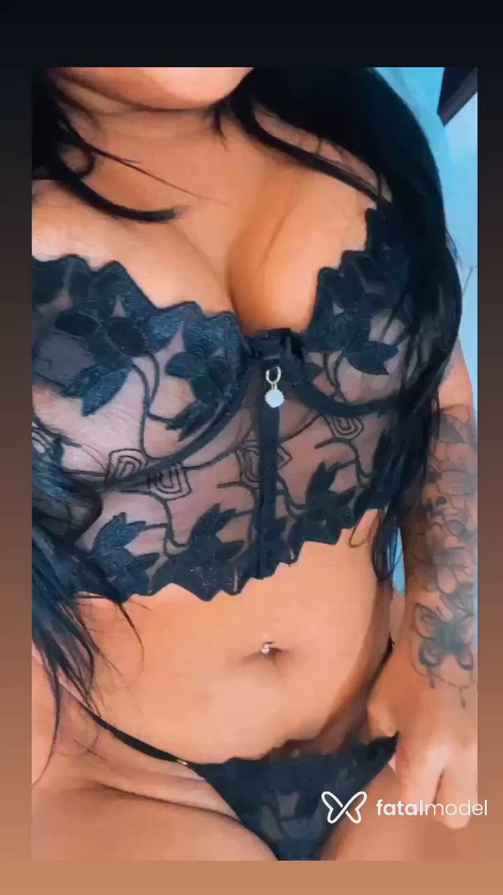Acompanhante mulher morena (o) de olhos pretos - Cristal