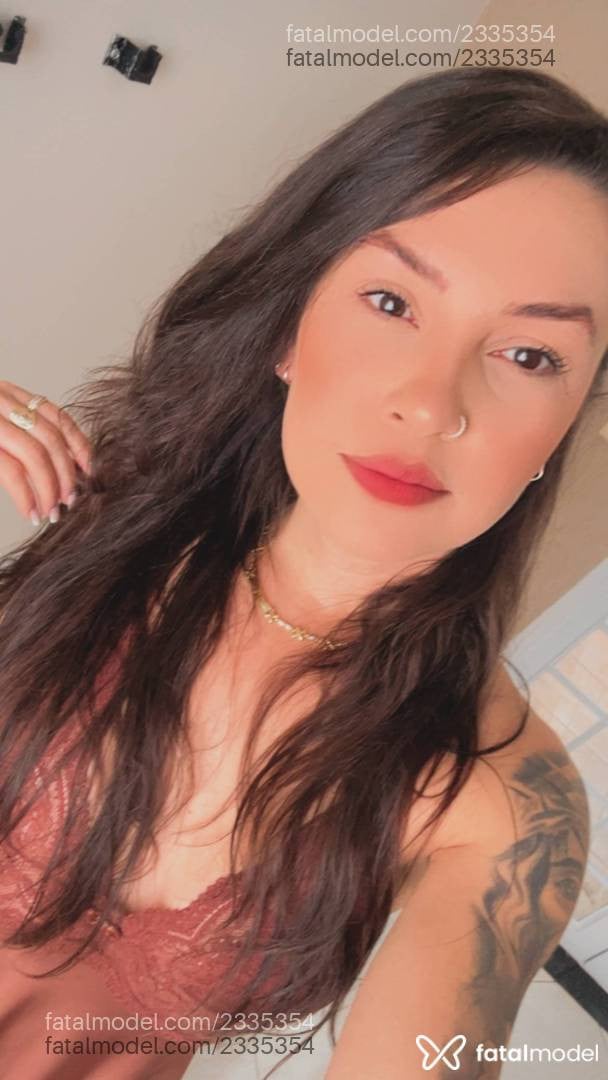 Acompanhante mulher com cabelo castanho de olhos castanhos - Jade Blanc Acompanhante mulher com cabelo castanho de olhos castanhos - Jade Blanc