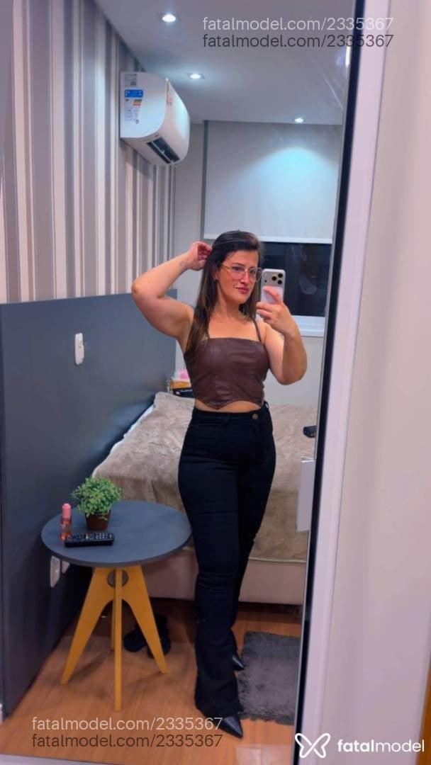 Acompanhante mulher com cabelo castanho de olhos castanhos - Laura