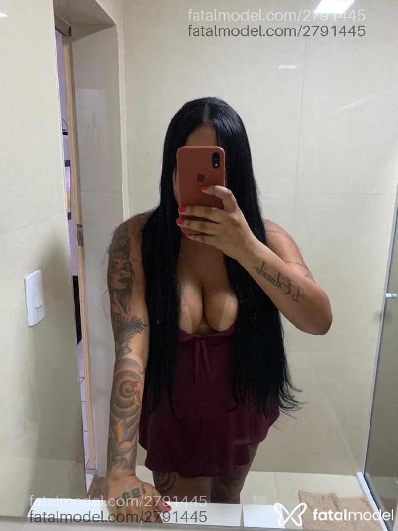 Acompanhante mulher morena (o) de olhos pretos - Roberta