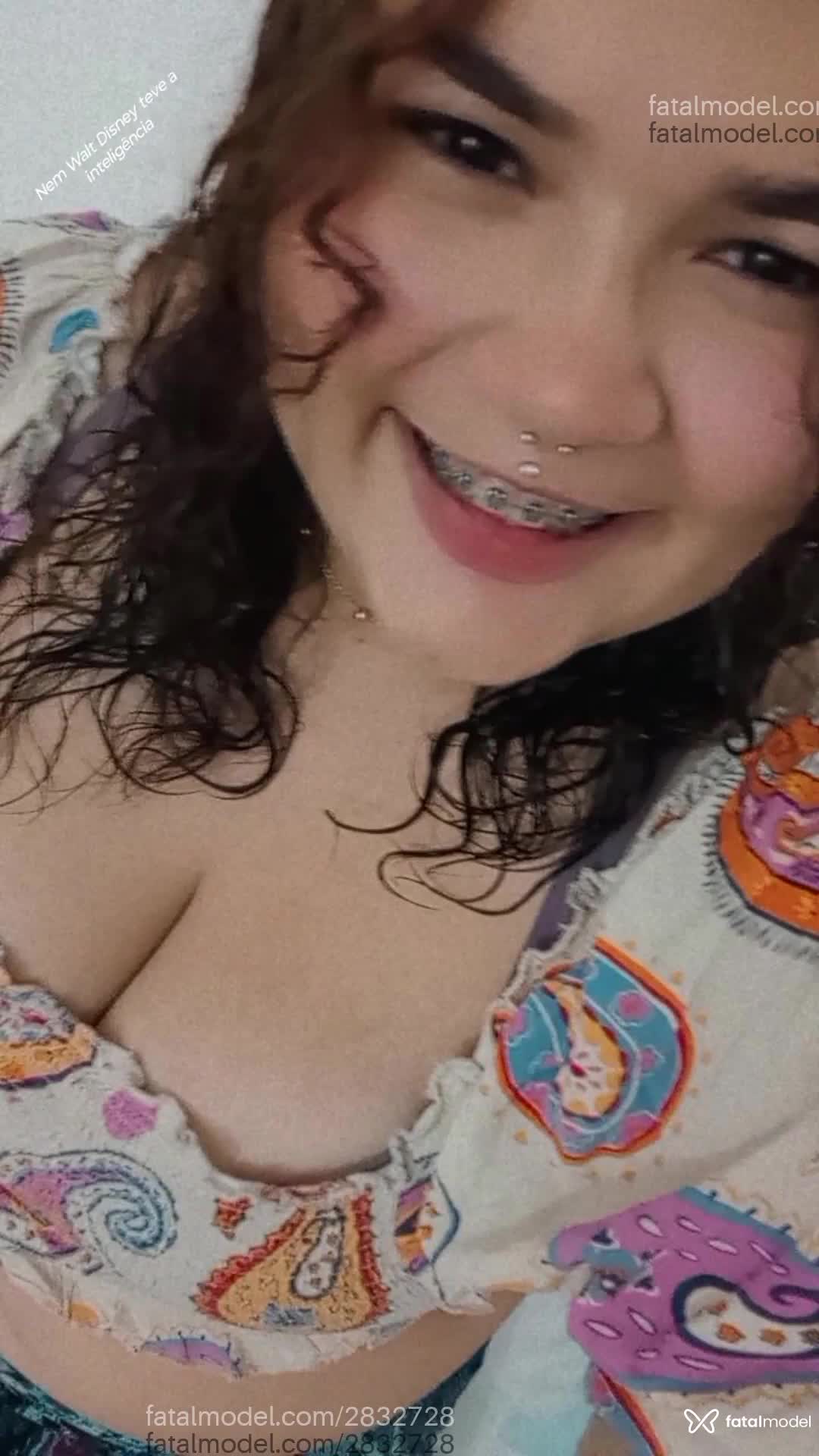 Acompanhante mulher com cabelo colorido de olhos castanhos em Maringá - Natasha