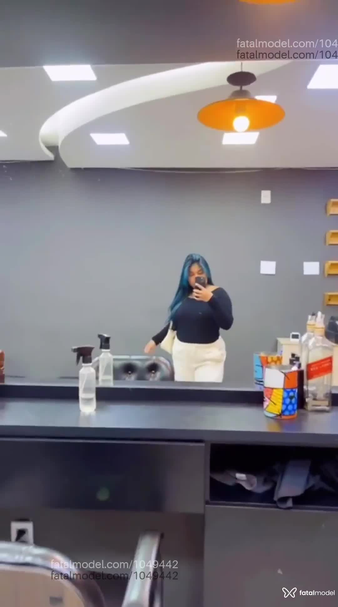 Acompanhante mulher com cabelo colorido de olhos pretos em Betim - Yume