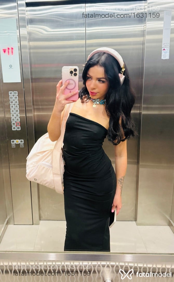Acompanhante mulher com cabelo castanho de olhos verdes - Laine