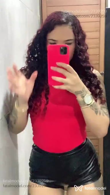 Acompanhante mulher ruiva (o) de olhos pretos - Charlote Acompanhante mulher ruiva (o) de olhos pretos - Charlote