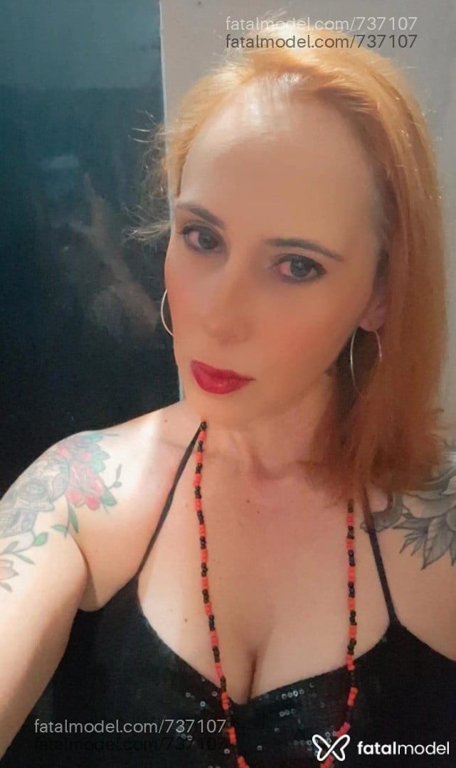 Acompanhante mulher ruiva (o) de olhos castanhos - Mikaela Smith