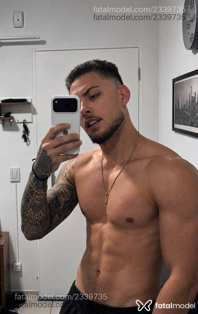 Acompanhante homem com cabelo castanho de olhos castanhos - Vyvence