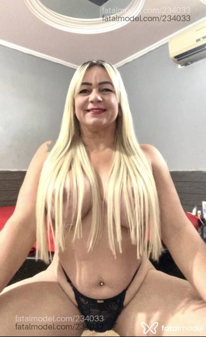 Acompanhante mulher loira (o) de olhos castanhos - Bia Vasconcelos