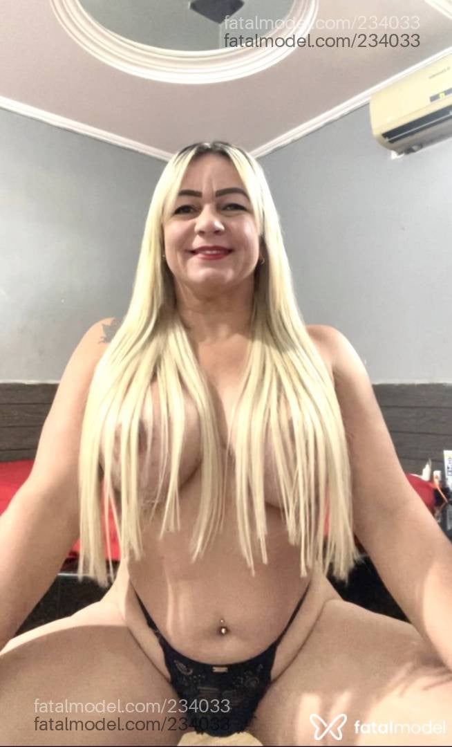 Acompanhante mulher loira (o) de olhos castanhos - Bia Vasconcelos