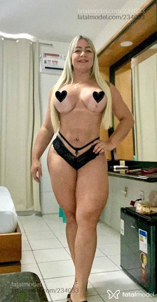Acompanhante mulher loira (o) de olhos castanhos - Bia Vasconcelos