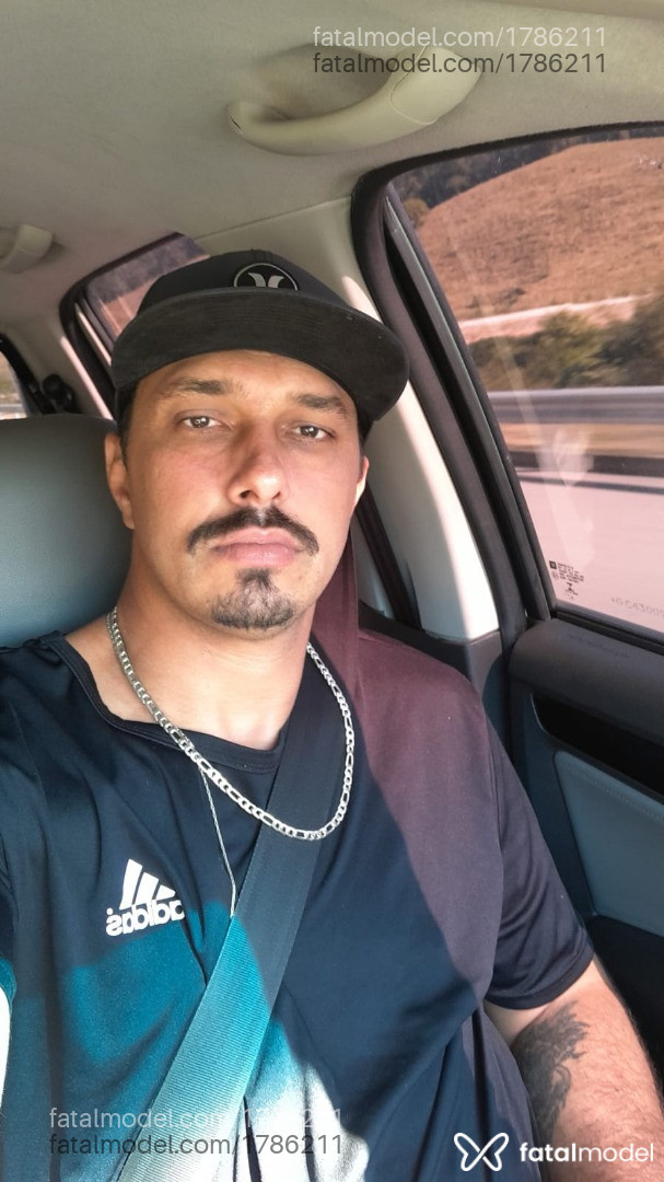 Acompanhante homem com cabelo castanho de olhos castanhos em Tijucas Acompanhante homem com cabelo castanho de olhos castanhos em Tijucas - Roberto