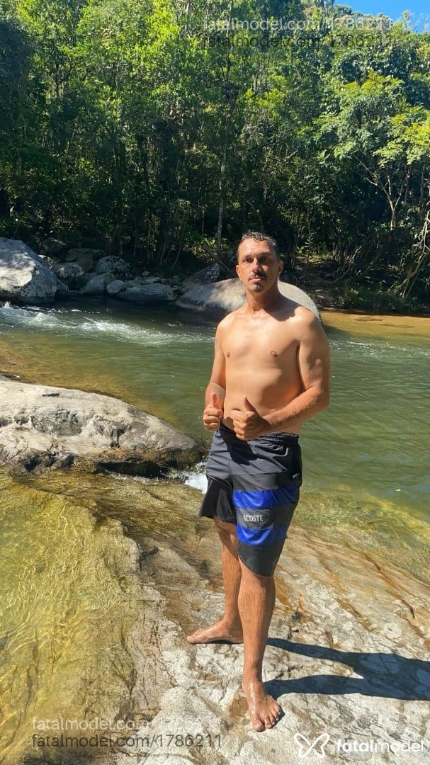 Acompanhante homem com cabelo castanho de olhos castanhos em Tijucas Acompanhante homem com cabelo castanho de olhos castanhos em Tijucas - Roberto