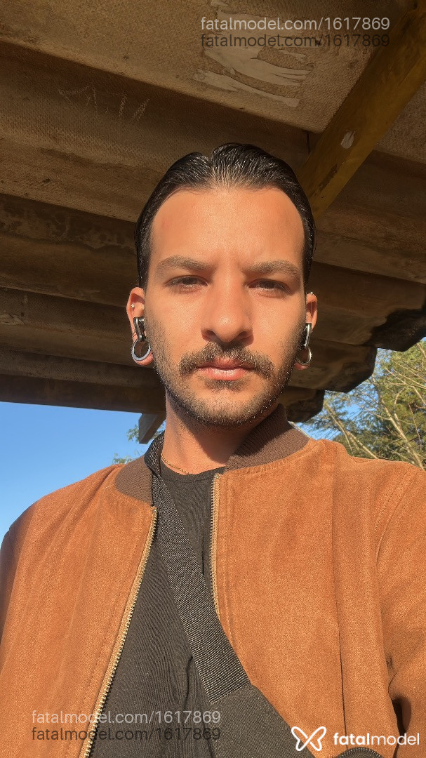 Acompanhante homem com cabelo castanho de olhos castanhos - Mercúrio Acompanhante homem com cabelo castanho de olhos castanhos - Mercúrio