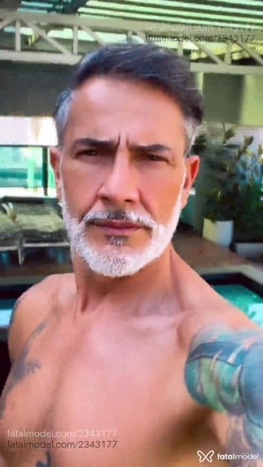 Acompanhante homem com cabelo grisalho de olhos castanhos em São Paulo Acompanhante homem com cabelo grisalho de olhos castanhos em São Paulo - Reiss