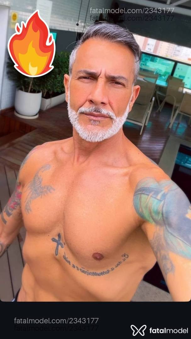 Acompanhante homem com cabelo grisalho de olhos castanhos em São Paulo Acompanhante homem com cabelo grisalho de olhos castanhos em São Paulo - Reiss