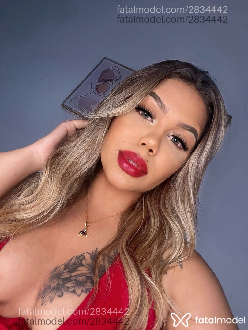 Acompanhante mulher com cabelo castanho de olhos verdes em Belo Horizonte - Diana Fernandes