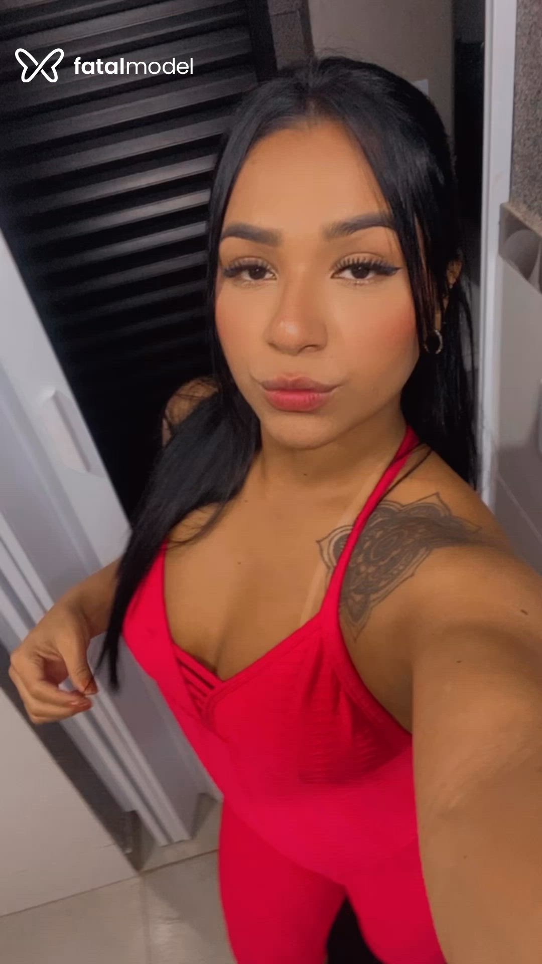 Acompanhante mulher morena (o) de olhos pretos - Jennifer