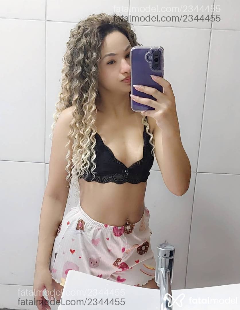 Acompanhante mulher loira (o) de olhos pretos - Isa Martins