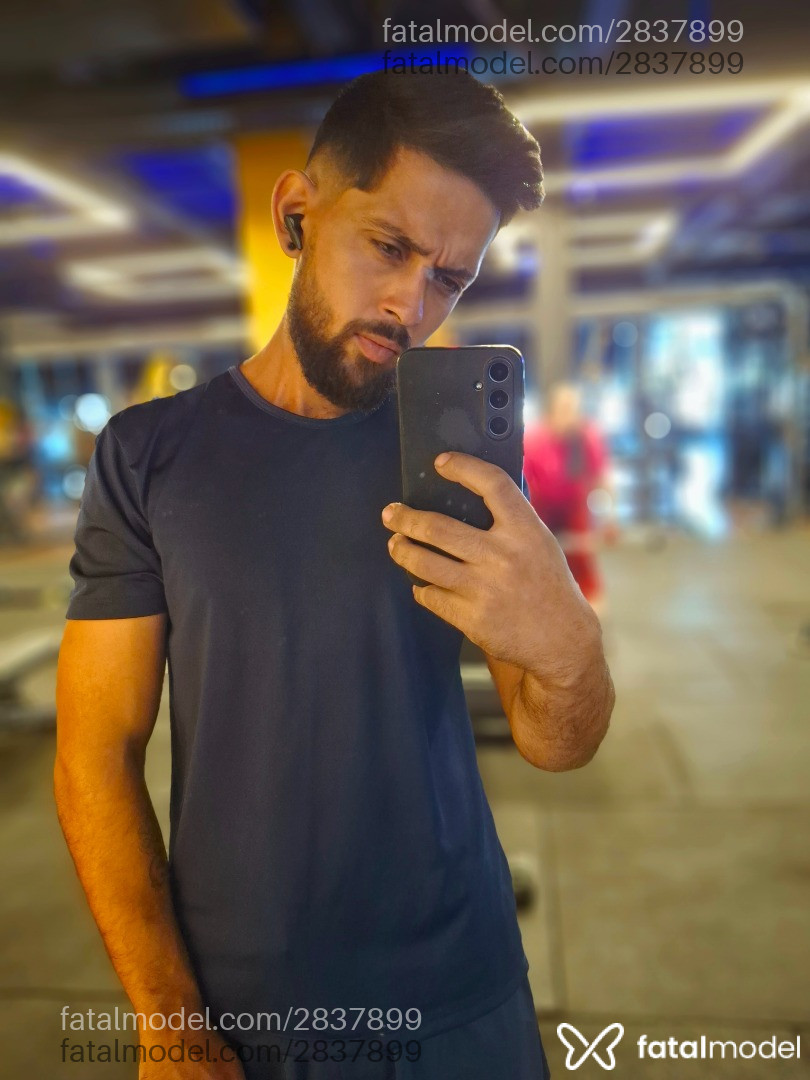 Acompanhante homem com cabelo castanho de olhos castanhos - Victor Acompanhante homem com cabelo castanho de olhos castanhos - Victor